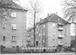 Dresden-Neustadt, Radeberger Straße 20 und 18. Wohnhäuser (einer Wohnanlage). Straßenansicht mit Zustellanlage der Deutschen Post