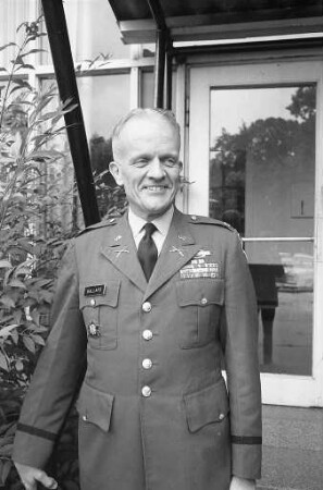 Kommandeur des neugeschaffenen US-Distrikts Baden-Württemberg Colonel Ballard.