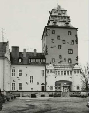 Groß Leuthen, Schloss, Neuer Seeflügel mit Wohnturm, Hofansicht mit Brunnen