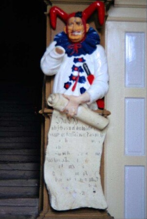 Schloss, Narrenfigur mit Schriftrolle im Treppenhaus