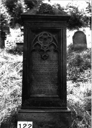 Grabstein 122 (Index: 99897283) Maße HxBxT: 155x51x20 cm Steinmetz: A. Herr Eppingen: Grabstein 122
