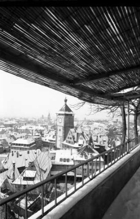 Freiburg: Blick vom Greifenegg-Schlössle auf Schwabentor und Münster, Vordergrund Strohdach der Terrasse