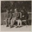 Hofmannsthal mit zwei Ausseern auf einer Parkbank sitzend