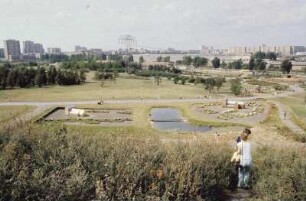 DDR. Berlin-Marzahn. Erholungspark gegen das Neubaugebiet