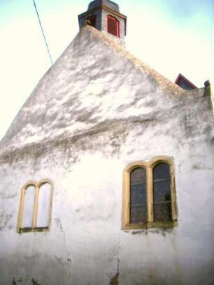 Langhaus (Renaissance-Neubau Jahr 1567 auf romanischem Vorgänger) über Giebelseite West - mit Dachtürmchen