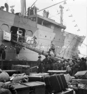 Ankunft von Umsiedlern aus dem Baltikum im Hafen von Stettin