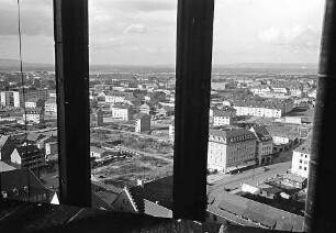 Freiburg i. Br.: Blick vom Münster nach Nordwest, Durchblick durch Streben des gotischen Fensters