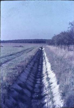 Mit Betonplatten ausgebaute Verteilergraben