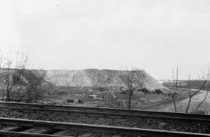 Gleise am Tagebau : Deponie Leipzig-Möckern (aktiv ca.1935-1983; ehemals Bauernwiesen; heute Nahleberg). Kamerastandort östliches Ende der Heuwegbrücke