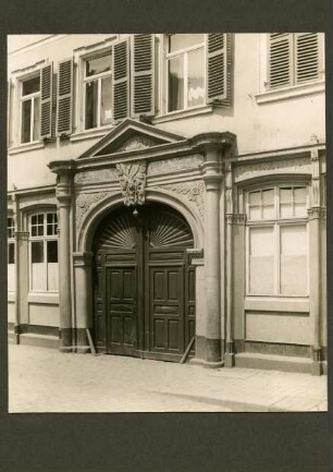 Steinstr. 7. Tor mit Scheitelstein, Wappen der Fam. Rettig um Mitte d. 18. Jh.