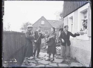 Wandermusikanten spielen vor einem Haus : Markersbach. Wandermusikanten spielen vor dem Wohnhaus Erich Meinholds