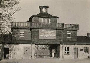Weimar. Ehem. Konzentrationslager Buchenwald auf dem Ettersberg (1937 erb.). Lagertor und Eingangsgebäude. Straßenansicht