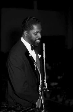 Donaueschingen: Donaueschinger Musiktage; Stadthalle; Modern Jazz Quartet; John Lewis am Mikrophon