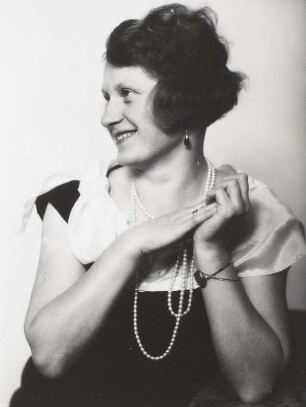 Porträt Hulda Hanisch (Frau des Fotografen) in kleinem Abendkleid