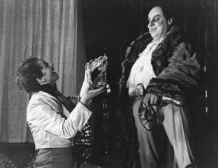 Hamburg. Deutsches Schauspielhaus. Die Schauspieler Horst Beck (1913-1974) und Fritz Wagner (1915-1982) in der Komödie "Volpone"von Ben Jonson