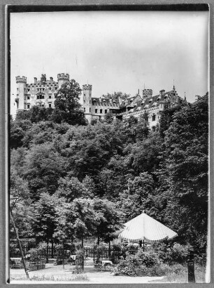 Schloss Hohenschwangau : Blick zum Schloss Hohenschwangau von der Alpseestraße aus. Teilansicht von Südosten