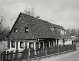 Neugersdorf, Umgebindehaus : Neugersdorf. Wohnhäuser (1. Hälfte 19. Jahrhundert), Auenstraße 26/24. Straßenansicht mit Einfriedung