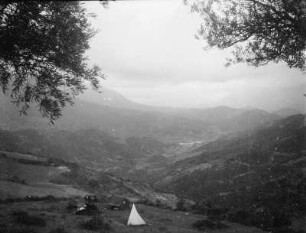 Zelte im Tal : Blick auf ein Zeltlager und über ein Bergtal
