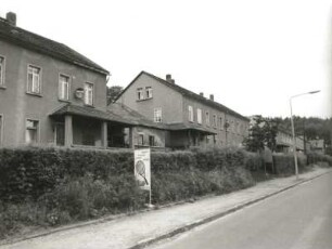 Berggießhübel (Bad Gottleuba-Berggießhübel), Am Ladenberg 9/17. Wohnhäuser (Wohnsiedlung, um 1928). Straßenansicht von Süden