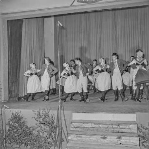 Tanzgruppe in schlesischer Tracht : Sorbisches Ensemble bei der Aufführung eines Tanzes
