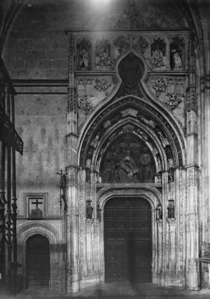 Innenportal mit Pietà-Darstellung als Tympanonrelief
