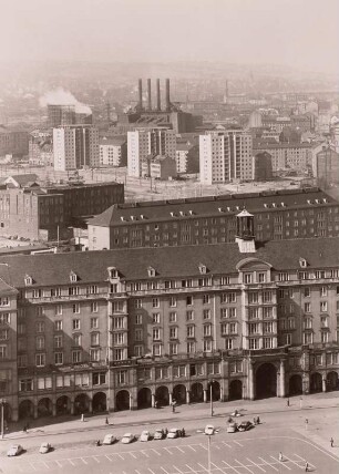 Dresden. Blick vom Rathausturm nach Westen auf Altmarkt-Westseite und Hochhäuser in der Nähe des alten E-Werkes