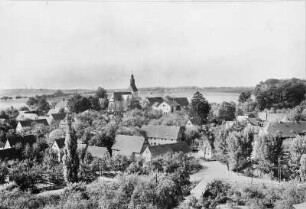 Vor Gnandstein. Blick von der Burg Gnandstein über die Dorfkirche nach Südwesten