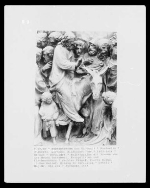 Tür — Reliefzyklus mit Szenen aus dem Neuen Testament, Evangelisten und Kirchenvätern — rechter Flügel, fünfte Reihe, linkes Relief: Einzug in Jerusalem