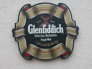 Firmenschild : Firmenschild der weltbekannten Whisky-Destillierei Glenfiddich in Dufftown. Aufgenommen im Juni 2005. Foto Uwe Gerig