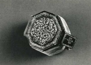 Koran. Arabische Handschrift, geschlossen. Achteckige Miniaturausgabe, Seidenpapier (12. Jahrhundert). Dresden, SLUB Mscr.Dresd.E.450
