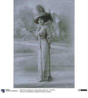 Frau in Kleid von Lucien Lelong
