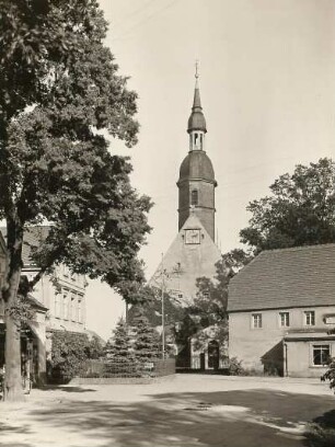 Röderaue-Frauenhain, Dorfstraße mit Kirche : Röderaue-Frauenhain, Dorfstraße mit Kirche (1401/1500, um 1580; Erneuerung 1903-1904; F. Reuter). Ansicht von Westen