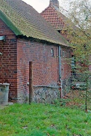 Gut Jersbek: Allee 2: traufständige Landarbeiterkate aus Backstein: rückwärtige Traufseite: hinten Wohnhaus [angeschnitten]