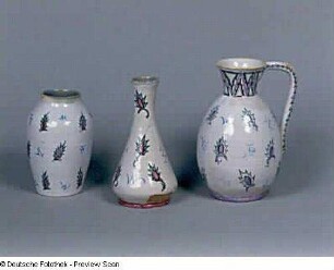Zwei Vasen und Henkelvase : Zwei Vasen und Henkelvase (um 1925; K. Feuerriegel)