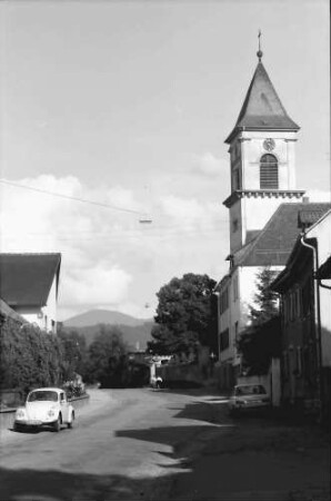 Heitersheim: Kirche mit Straße