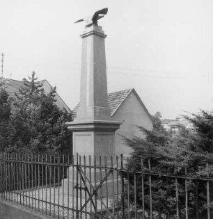 Grabsteine a. d. Friedhofskapelle; Weilmünster, Emmershäuser Weg
