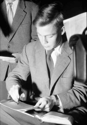 Donaueschingen: Donaueschinger Musiktage; Stadthalle; Gilbert Amy gibt Autogramme
