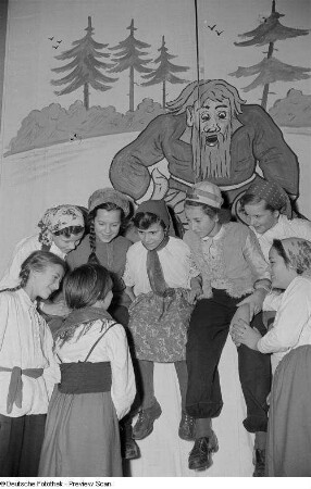 Kinder vor einem Theaterauftritt