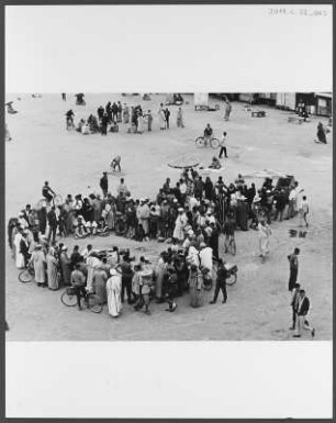Djemaa el Fna in Marrakesch : Händler und Straßenkünstler und ihr Publikum auf dem Djemaa el Fna in der marokkanischen Stadt Marrakesch