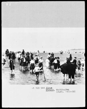 Menschen beim Wattlaufen am Strand von Büsum