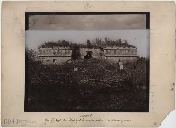 "Temple de la tortue avec deux membres de l'expédition".