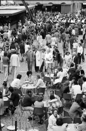Freiburg: Freiburger Weinfest 1975; Besucher vor den Buden auf dem Münsterplatz; von oben