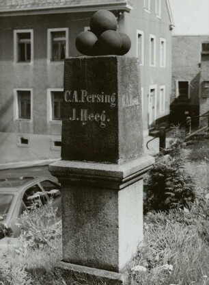 Denkmal für C. A. Persing, J. Heeg und C. A. Heeg