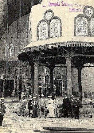 Kairo, Sultan-Hassan-Moschee. Touristen der Hapag im Innenhof vor dem Brunnenhaus