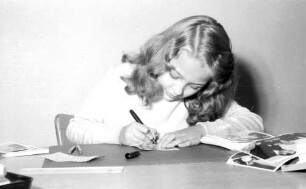 Freiburg: Filmpalast, Christine Kaufmann schreibt Autogramme