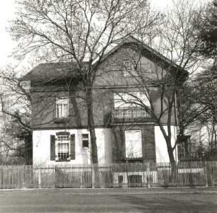 Böhlen-Großdeuben, Hauptstraße 2. Villa (um 1900). Straßenfront