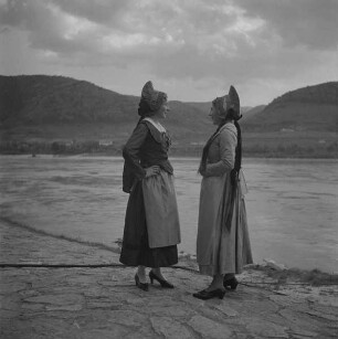 Junge Frauen in Wachauer Tracht am Ufer der Donau