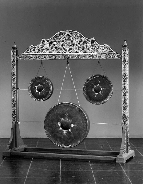 Gong with stand and mallets