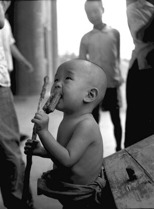 Kleiner Junge mit einer Portion Eis am Stiel : Whansien (China). Kleiner Junge mit einer Portion Eis am Stiel