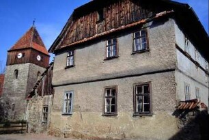 Kirchturm und Giebel Pfarrhaus, letzteres wurde lange nicht benutzt, seit 1993 Renovierungsarbeiten
